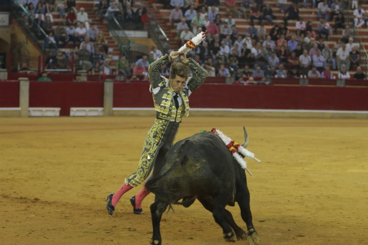 burladerotv's tweet photo. FESTEJOS.- ZARAGOZA.- Dos vueltas al ruedo tras petición y bronca al palco para Escribano en el quinto , por Paco Martínez #AlbertoAlvarez @InfoMESCRIBANO @InfoDanielLuque @CosoZaragoza
@CircuitosToros #FeriadelPilar2019 #Zaragoza Fotos: Joël Buravand  
 https://t.co/qHT8keeSNK https://t.co/c6lHYPohSc