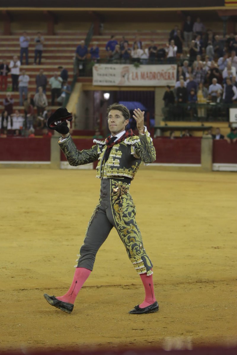 burladerotv's tweet photo. FESTEJOS.- ZARAGOZA.- Dos vueltas al ruedo tras petición y bronca al palco para Escribano en el quinto , por Paco Martínez #AlbertoAlvarez @InfoMESCRIBANO @InfoDanielLuque @CosoZaragoza
@CircuitosToros #FeriadelPilar2019 #Zaragoza Fotos: Joël Buravand  
 https://t.co/qHT8keeSNK https://t.co/c6lHYPohSc