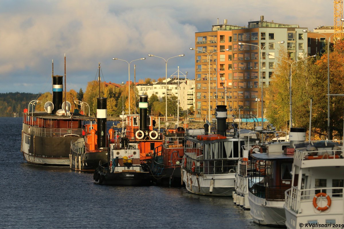 KValisaari's tweet photo. Höyrylaivat Mustalahden satamassa #tarjanne #näsijärvi1 #halla2 #jalo #intti #mustalahti #näsijärvi #järvi #lake #satama #harbor #laiva #ship #taivas #sky #pilvi #cloud #iltaaurinko #evenignsun #vakokuvaus #photography #tamperekuvia #visittampere #syksy #autumn
📷 6.10.2019 https://t.co/lPZjqiGR9j