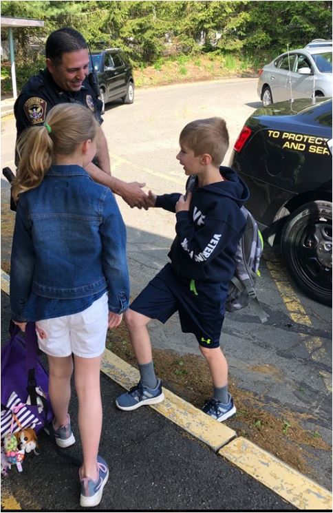 HamletHubRidge's tweet photo. #RidgefieldPolice #communitypolicing Operation All Roads October means Ridgefield's finest... https://t.co/4wEKhhGzut https://t.co/QphnzObnje