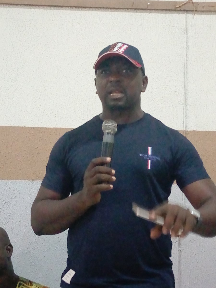 Yegiofficial's tweet photo. The Youth Council Chaiman Hon @MichaelOjobaro addressing our beneficiairies during our conference
Together we can make Nigeria a beggar free nation.
#YEGI
#BEGGARTOBOSS https://t.co/u5Qmy4UYFf