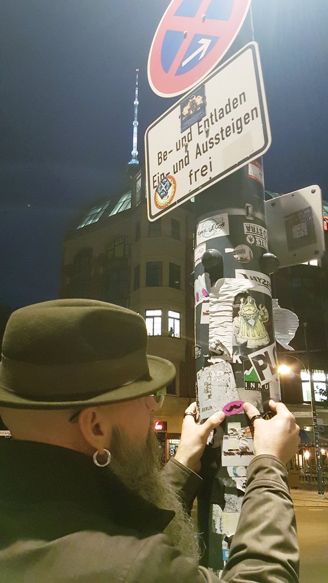 Ck1Carman's tweet photo. The signs show you the way #pinksocks #xpomet https://t.co/YVwFTufrGe