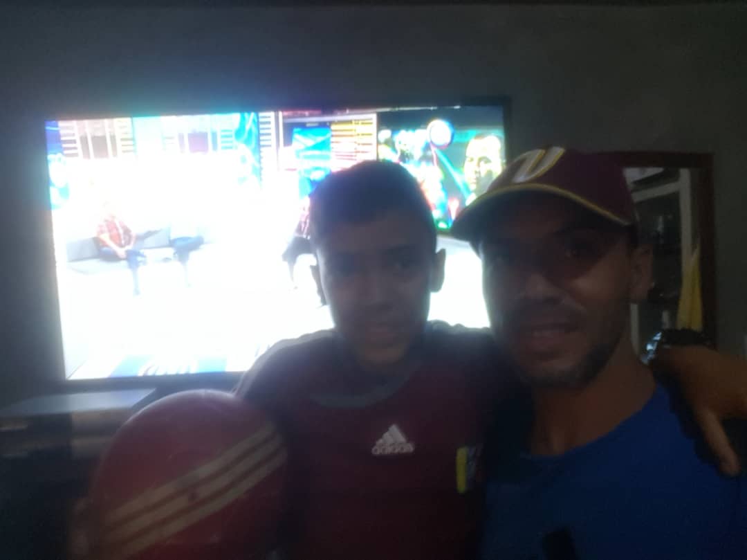 yulitza_r's tweet photo. @LaTeleTuya mi hijo viendo fielmente al llegar de clases su programa favorito #DEPORTESTLT, mi futuro #VINOTINTOxTLT https://t.co/aakAwMAsdQ