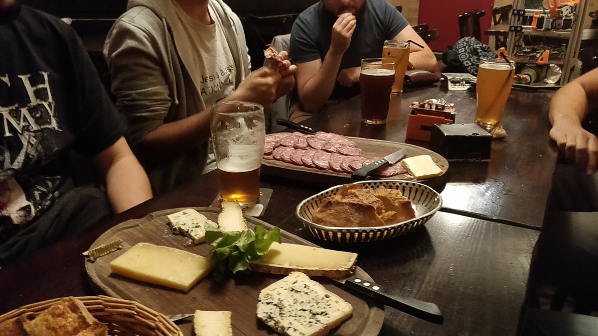 Sealeo_'s tweet image. Ça y est, @asso_i2c est enfin arrivé 😋 #Aperobot est officiellement ouvert