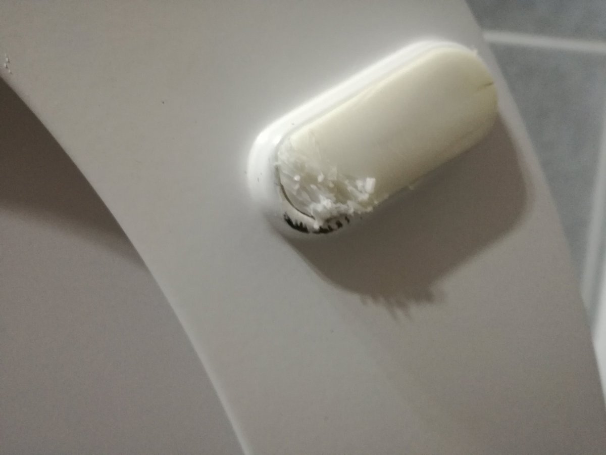 beatrizbg83's tweet photo. @Ayto_Sevilla ésto es de vergüenza llama una para decir que me sale por el bater una rata la cuál entrá de la posa del alcantarillado público y no me dan solución segun dicen no es urgente me a roido asta la tapa del baño me entrará para la casa de vergüenza https://t.co/YBaOp4UYjE