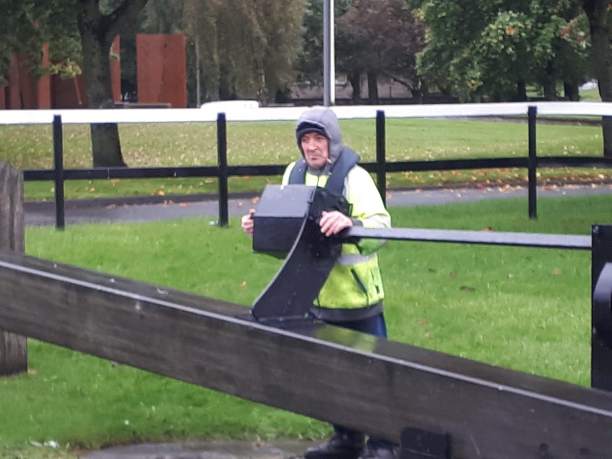 reunioncanal's tweet photo. Our lock keepers are out and about no matter what the weather! Over 600 boats moved so far this season...#LockKeeping #Volunteers #CanalMagic https://t.co/svD36X06dx