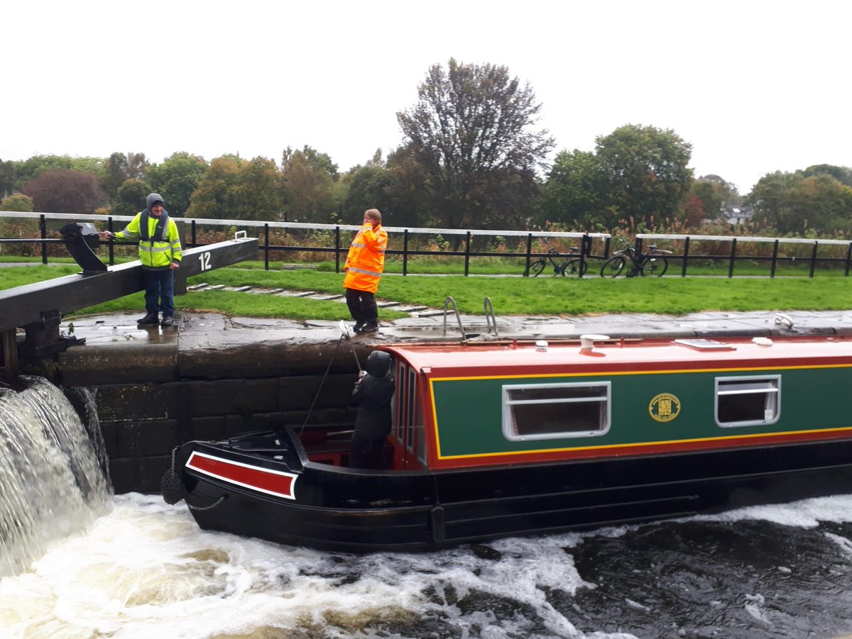 reunioncanal's tweet photo. Our lock keepers are out and about no matter what the weather! Over 600 boats moved so far this season...#LockKeeping #Volunteers #CanalMagic https://t.co/svD36X06dx