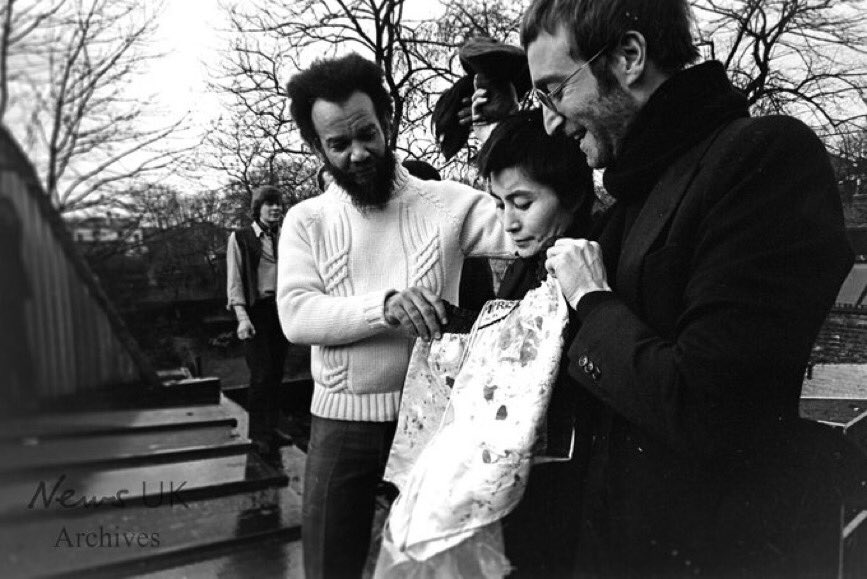 fab4_thebeatles's tweet photo. Oct 9th, #JohnLennon would have been 79 yrs old. In this unusual #archive pic John Lennon & #YokoOno exchanged a bag of their shorn hair for a pair of #MuhammadAli's bloodstained boxing shorts, activist #MichaelX, (Michael de Freitas) with them, 04.02.1970
rt @NewsUKArchives https://t.co/E79gZb5hf5