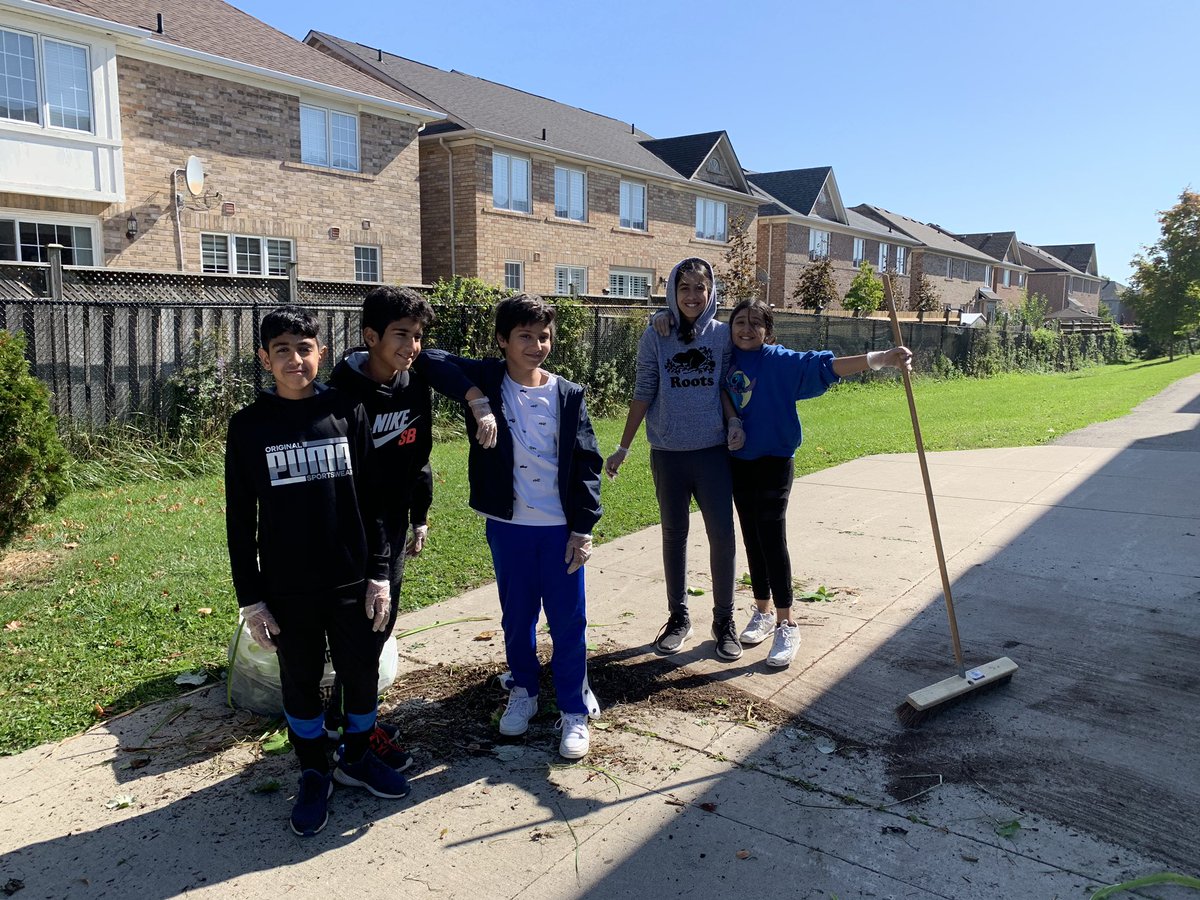 TreelinePDSB's tweet photo. Thank you School Council members Mr. P and Mrs. F-T, Green Team, Mr. Persaud and @Skyeknee for clearing the front garden bed. It looks great! #TreelineProud. https://t.co/s848gQZuPn