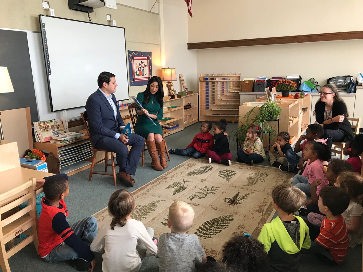 SyracuseSchools's tweet photo. Thank you to ⁦@CNYCentral⁩ reporters ⁦@FarahJadran⁩ &amp; ⁦@NikoTamurian⁩ for reading to Ms. Jordan’s class at ⁦@SCSDMontessori⁩ today! #SCSDReads https://t.co/XeMvWl6Txg
