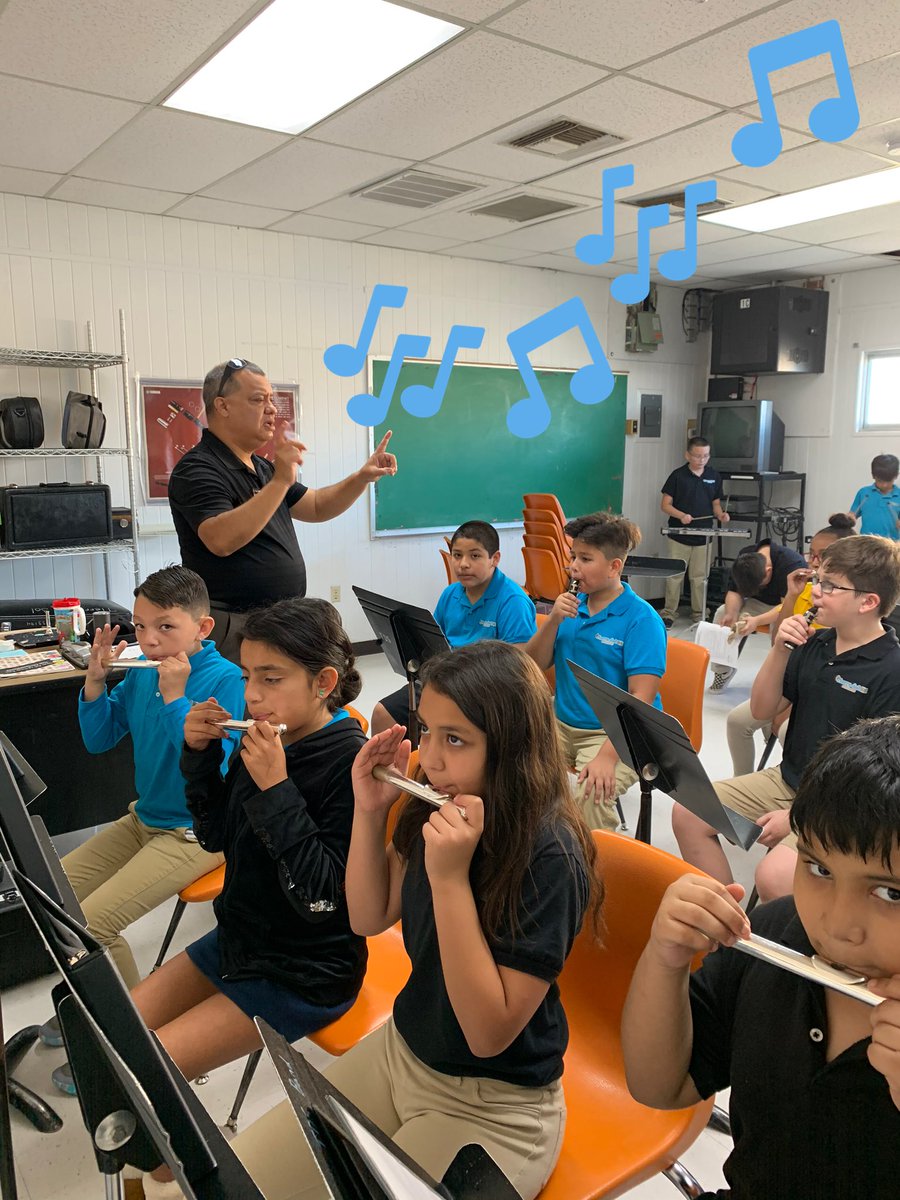The @TierraDelSol_ES Sundancer Band always looks forward to when Mr. Melendez from @DesertViewBand drops by for a visit. 
🎼🎷🎺🥁🎶🎵
@YISDFineArts 
#KingdomOf8 #u_knighted
#FutureStallions #FutureKnights