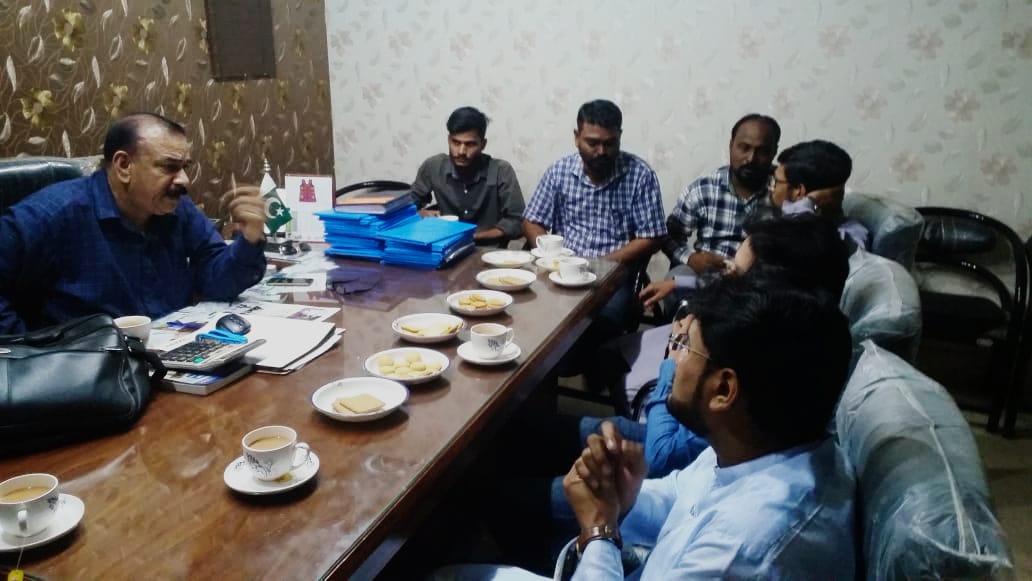 HaniQureshi5's tweet photo. اے پی ایم ایس او کے مرکزی جوائنٹ انچارج یاسر بھائی، مرکزی رکن ثاقب اعجاز بھائی ، سیکٹر "ڈی" کےزمہ داران اور حق پرست ایم پی اے ہاشم رضا بھائی کے ہمراہ  لانڈھی پولی ٹیکنیک کالج کا دورہ کیا، پرنسپل شاہد صاحب سے ملاقات کی اور مونو کو پولی،
 اور بی ٹیک کا نظام لانے پر گفتگو کی 
#APMSO https://t.co/QjygQD3TFe