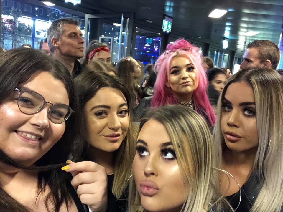 rainynightdoie's tweet image. I would like to thank 5SOS for bringing these girls into my life. I’m at my happiest travelling around the WORLD for my favourite band. The memories we make will last me a lifetime. I love looking back at all our photos and videos and reminiscing. My number 1s❤️ #Thankyou5SOS