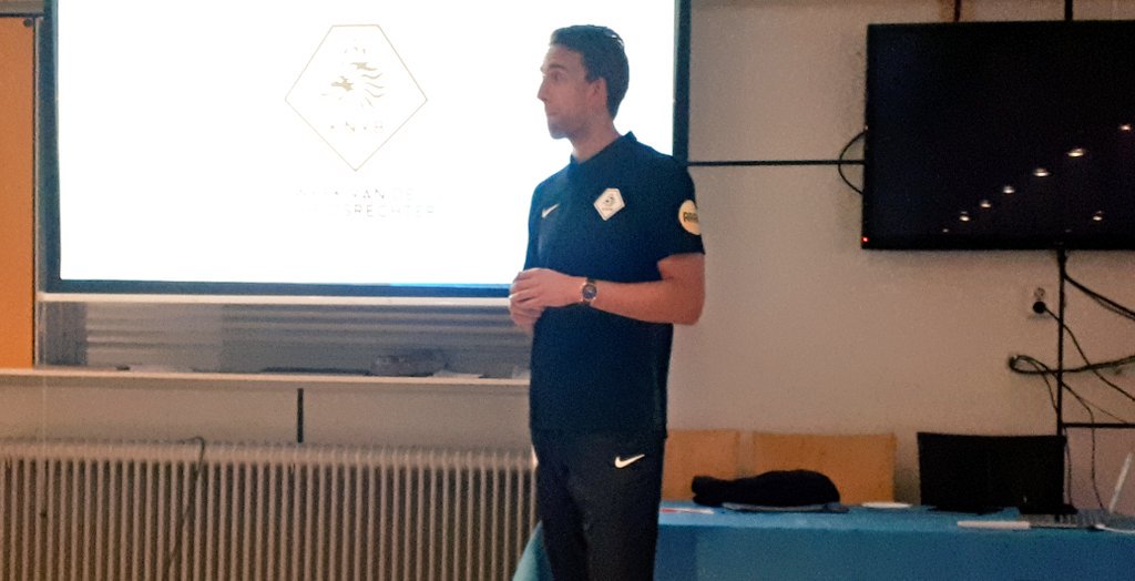 SAOApeldoorn's tweet photo. #scheidsrechter Clay Ruperti is begonnen aan zijn presentatie bij de @dsveno in het kader van de Week van de Scheidsrechter ⚽️ #scheidsbedankt https://t.co/kJUGm9H31O