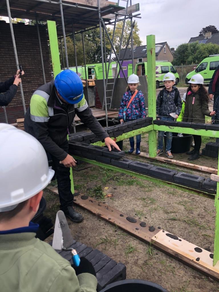 stephen_deWit's tweet photo. Kleine bijdrage aan hopelijk  nieuwe toekomstige bouwvakkers, basisschool .@GroothuisWonen @033vathorst @KBSDeMarke https://t.co/v3cMr2Cp0X