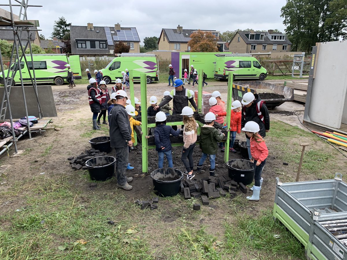 stephen_deWit's tweet photo. Kleine bijdrage aan hopelijk  nieuwe toekomstige bouwvakkers, basisschool .@GroothuisWonen @033vathorst @KBSDeMarke https://t.co/v3cMr2Cp0X