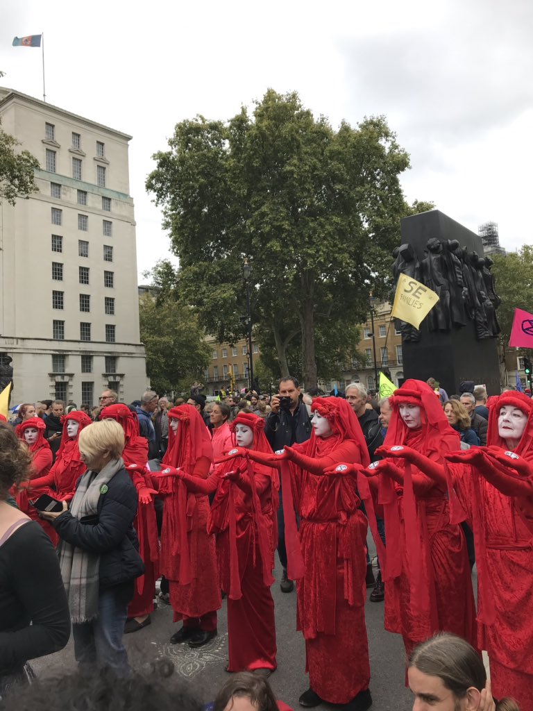 safis_stories's tweet photo. more pics from the @ExtinctionR protest, beautiful, electric, unforgettable 🌎💙💚 #ExtinctionRebelion #ExtinctionRebellionlondon #xrlondon #climatechange #ClimateActionNow #activists #protest #xrprotest #saveourearth #hearus #capitalism #crapitalism #fuckthe1percent https://t.co/fAytruBf88