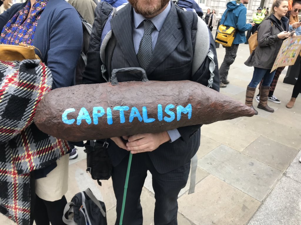 safis_stories's tweet photo. more pics from the @ExtinctionR protest, beautiful, electric, unforgettable 🌎💙💚 #ExtinctionRebelion #ExtinctionRebellionlondon #xrlondon #climatechange #ClimateActionNow #activists #protest #xrprotest #saveourearth #hearus #capitalism #crapitalism #fuckthe1percent https://t.co/fAytruBf88