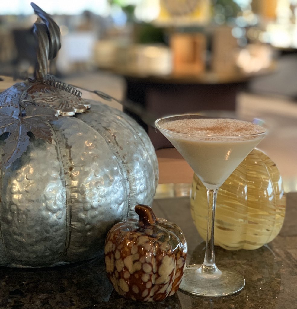 Get a little Fall inspiration in the lounge tonight with our specialty cocktail, the Pumpkin Head. Made with pumpkin purée, Baileys Irish Cream & vodka 🎃 🍁#skylineclubsfld #southfieldmi #celebratingcraft