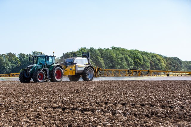 nexuschafer's tweet photo. As the weather is still refusing to cooperate we've taken a look back a few weeks to when it was warm and dry, catching up with this 40m, 6000l Sentry
#FirstInTheField #MadeInBritiain #ChaferSprayers #farmmachinery #farminguk #farm365 https://t.co/DktXh6K0eV