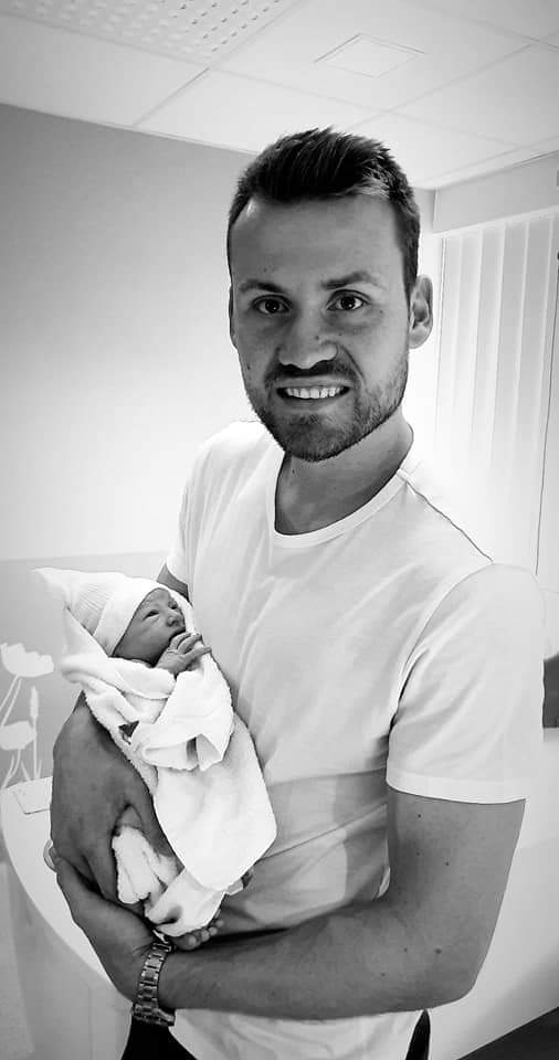 BlauwzwartD's tweet photo. Meet Lex Mignolet! 😍 In good hands 😎

Proficiat met de geboorte van jullie zoontje, @SMignolet &amp; Jasmien ! 🍼 #WelcomeLex https://t.co/vVUKVjq4IP