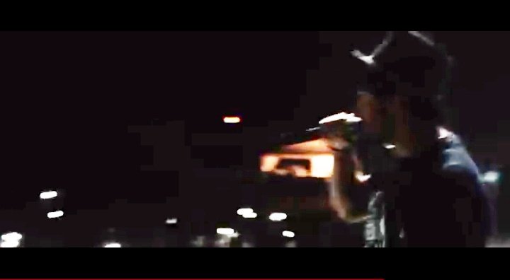 OttaSSat8's tweet image. #FabrizioMoro videoclip #PerMe
💔💘💞
"🎷🎷"

(Immagini dal videoclip del verso citato rese più chiare)

703.000 visualizzazioni su YouTube YouTube giorno 27
💪💪