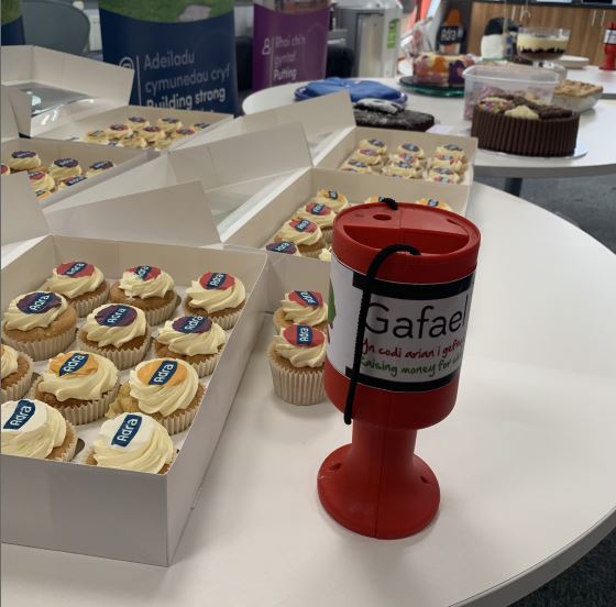 adrataicyf's tweet image. I groesawu Adra ddoe, cafodd ein staff 'bake off' i godi arian tuag at ein elusen y flwyddyn @Gafael_Llaw . Diolch i'n staff am wneud cacennau anhyogel. Llwyddodd y cacennau i godi £215!👏🎂🍰
#croesoadra #charitybakeoff #cacennau