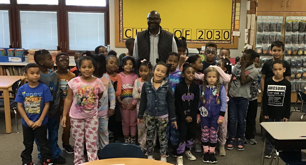 mtjohnson6's tweet photo. #WarrenWill support our troops!! My 2nd graders and I adopted Airman Watkins, who is fighting for our freedom on foreign soil. His dad, Ret. Sgt. Watkins, came to visit on 10/4 to THANK US for the letters &amp; gifts we sent his son. Thank you BOTH for your SERVICE &amp; donations. https://t.co/rNZl6uB2XH