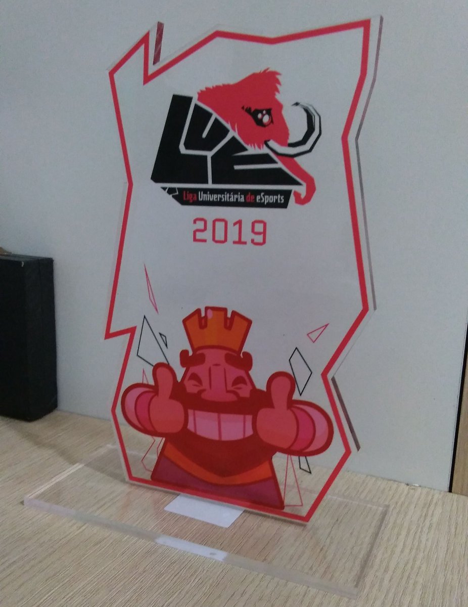 DigaoCR's tweet photo. No último final de semana participei da Liga Universitária de Esports 2019, 24 jogadores em busca do título de campeão de clash royale. 4/1 na fase de grupos, 3/0 nas quartas e semi, e um 3/1 na grande final, me consagrando campeão e recebendo este lindo troféu! Obrigado a todos! https://t.co/PirX9xekWM