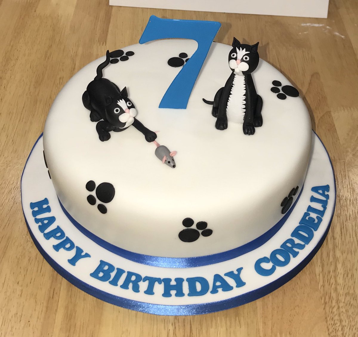 Cakemojo's tweet photo. #cat #cake for Cordelia! #happyBirthday! @Cakemojo (@RenshawBaking modelling paste - awesome as usual!) https://t.co/S0B3Lnr8Sz