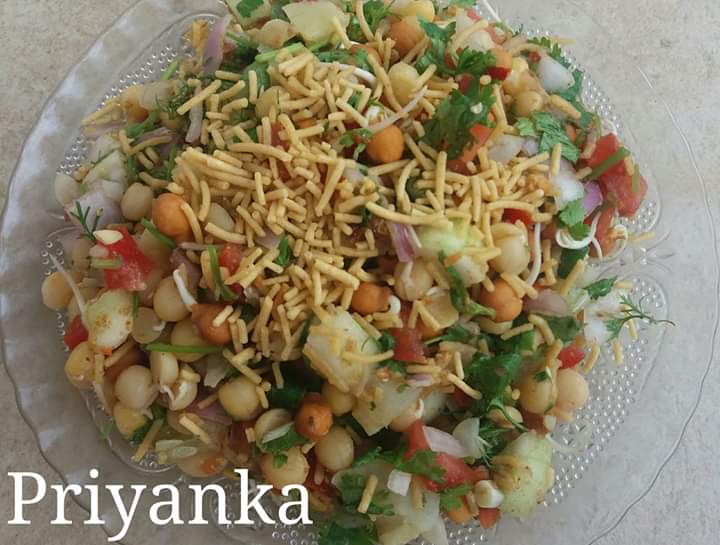 Recipe name : Aloo Kabli | Kolkata Style Aloo Chaat Masala. 
#home #homemade #streetfoodindia #streetsofkolkata #Chaat #aloo #Alookabli  #Kolkata #Kolkatastyle  #Kolkatastreet #chaatmasala #yummy #veg #sprout #chatpatta 
Recipe link : youtu.be/bIcgaygP5vs