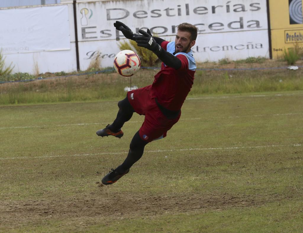 MasFutbolMARCA's tweet photo. El portero de los ascensos vuelve a casa... y no por Navidad en el @EXT_UD vs @SDP_1922 ➡️https://t.co/Aca3tNSsON⚽️#LaLigaSmartBank https://t.co/j6ZHheiYq0