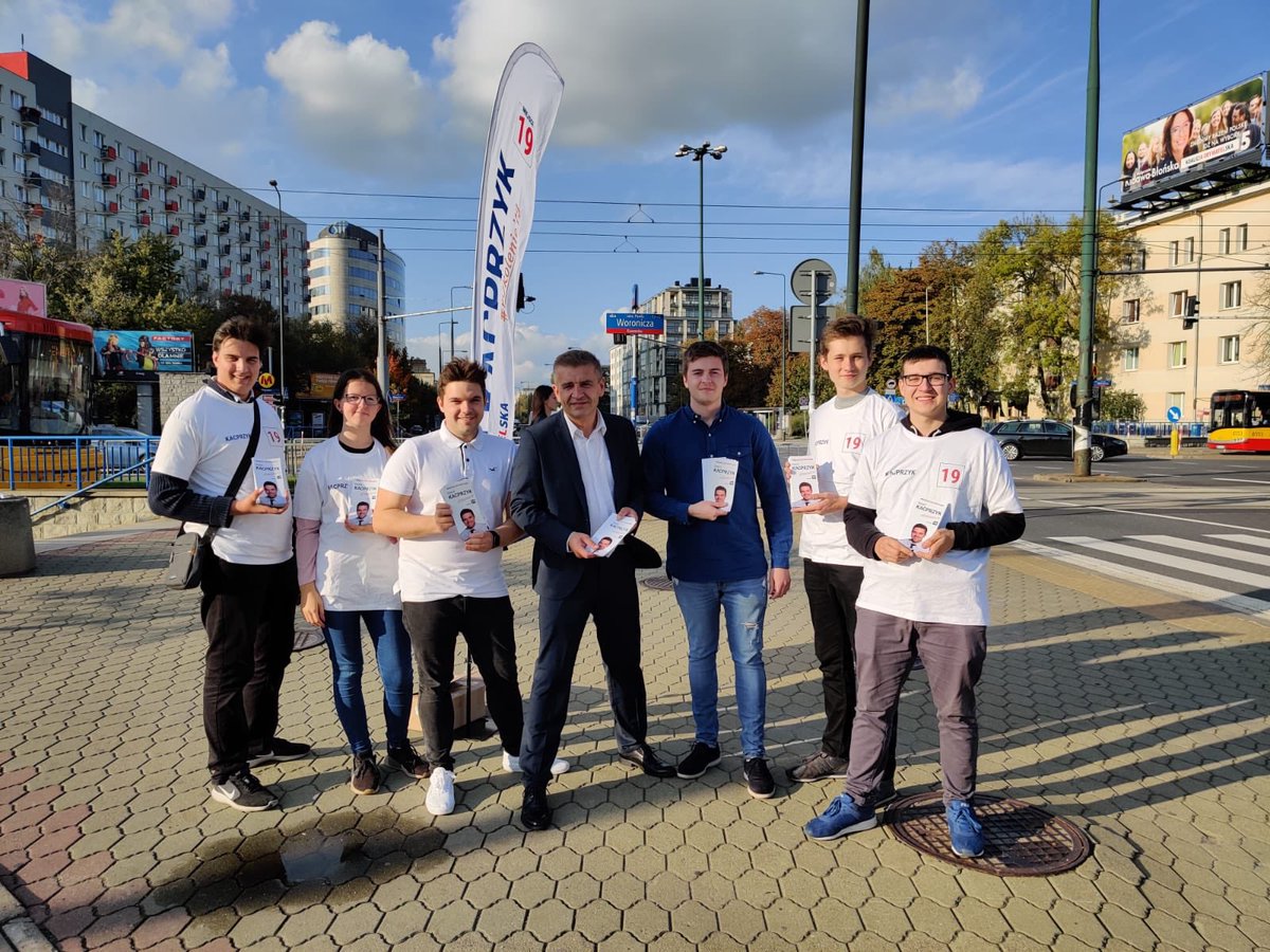 Arlukowicz's tweet photo. Dzisiaj z najmłodszym kandydatem na liście warszawskiej🙂 Na ulicach #Warszawa. Dawid Kacprzyk. @Kacprzyk_WAW 
Student 3 roku medycyny💪
#KoalicjaObywatelska https://t.co/ZIFcae2My7