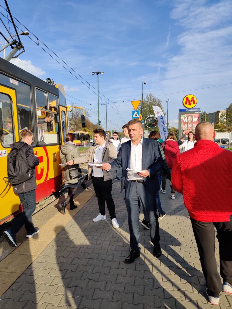Arlukowicz's tweet photo. Dzisiaj z najmłodszym kandydatem na liście warszawskiej🙂 Na ulicach #Warszawa. Dawid Kacprzyk. @Kacprzyk_WAW 
Student 3 roku medycyny💪
#KoalicjaObywatelska https://t.co/ZIFcae2My7