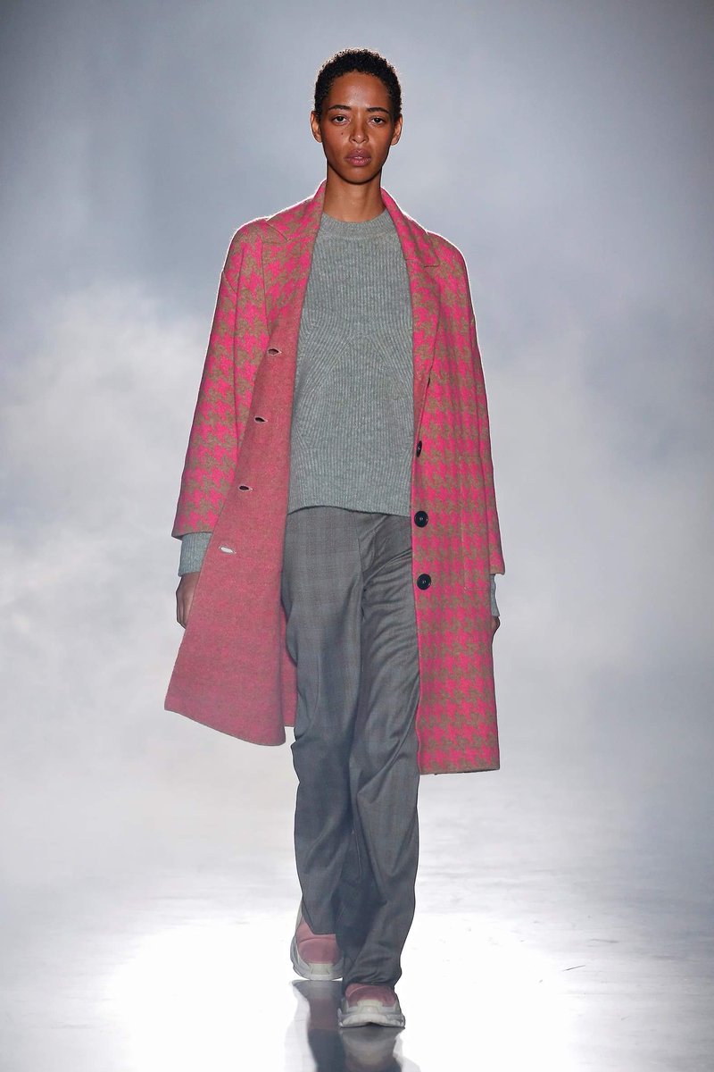 Buenas noches

<a href="/LeborGabala/">LEBOR GABALA</a>, en telademoda. Mi análisis de la coleccion otoño-invierno
:telademoda.com/2019/10/08/leb…