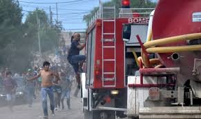 BomberosdeChile's tweet photo. La Comisión de Emergencia, Desastres y Bomberos de la Cámara de Diputados aprobó la indicación sustitutiva que permitirá sancionar las agresiones a bomberos en acto de servicio, aumentando en un grado las penas. Ahora debe ser aprobada en sala por la C. de Diputados y el Senado. https://t.co/eCp9lakjmK