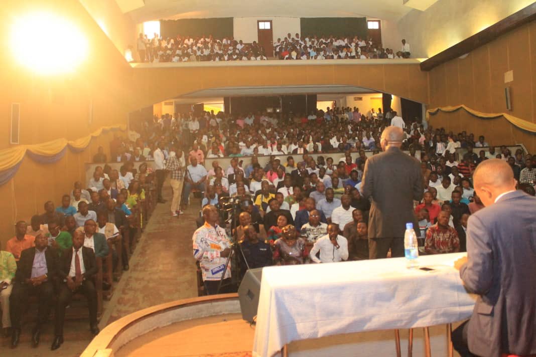 Mapon_Matata's tweet photo. Heureux d’avoir échangé avec la jeunesse de Bukavu sur l’intéressante question du binôme «leadership-gouvernance » et son impact sur le progrès économique et social. Échanges nourris et instructifs. Un leadership jeune de qualité peut transformer le cours de l’histoire du pays. https://t.co/ozduSbfg9M