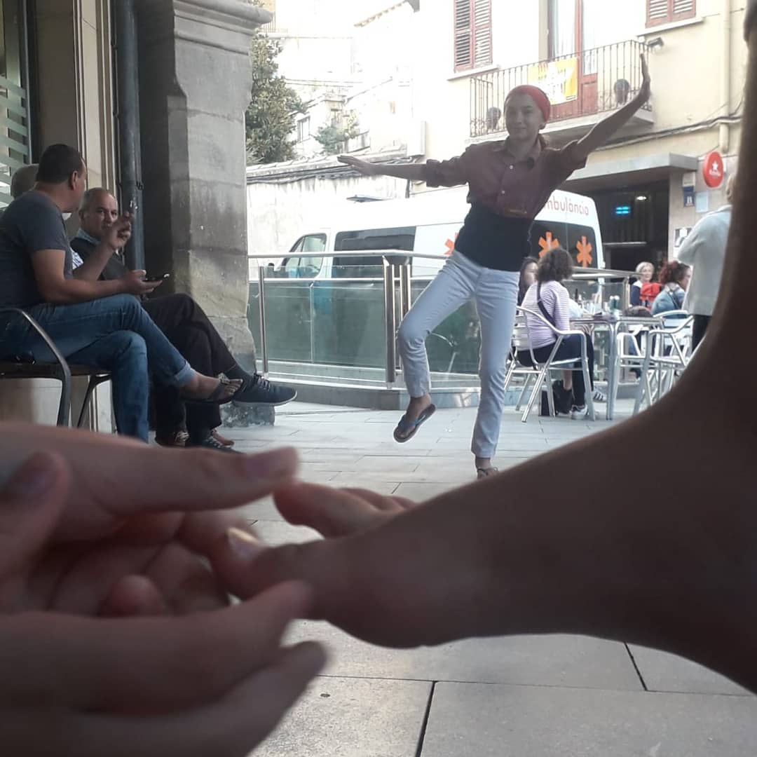 XerricsOlot's tweet photo. On està la mainada durant les actuacions? Què fan? Es diverteixen? Estan quietes/ quiets? La solució a aquests dilemes a les següents fotos 😄
#mainadaxerrica #quefalamainada #enshopassempipa #actuacio #diadacastellera #castells #acotxadora #anxaneta #dosos https://t.co/N2ywpwZvmt