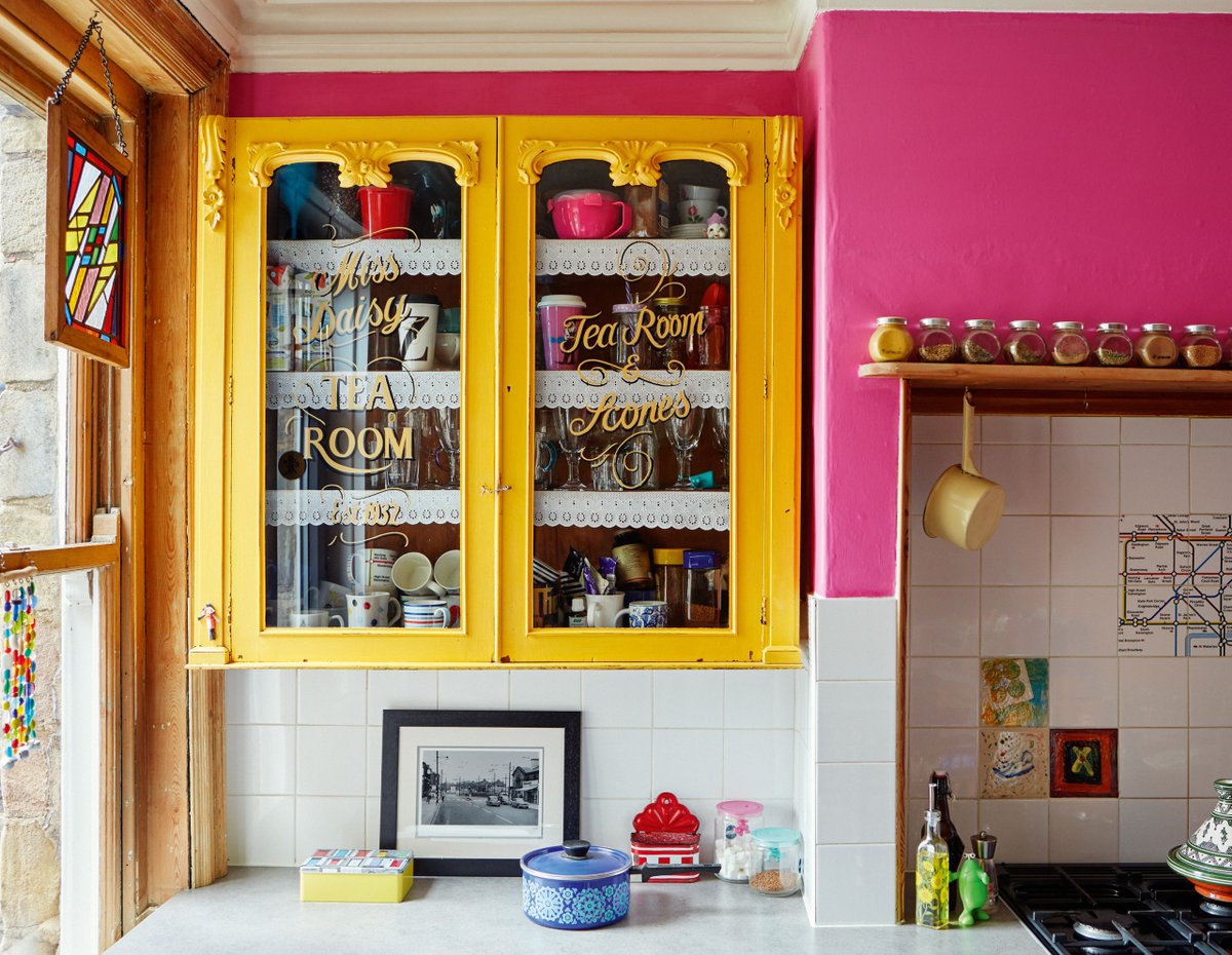 PeriodLivingMag's tweet image. ‘I don’t know where my love of colour comes from,’ says homeowner Dawn. ‘It might be because my parents were in the RAF and everything always had to be magnolia – that’s all we were ever allowed – so maybe I was just ready for it.’  buff.ly/2LVg05y
