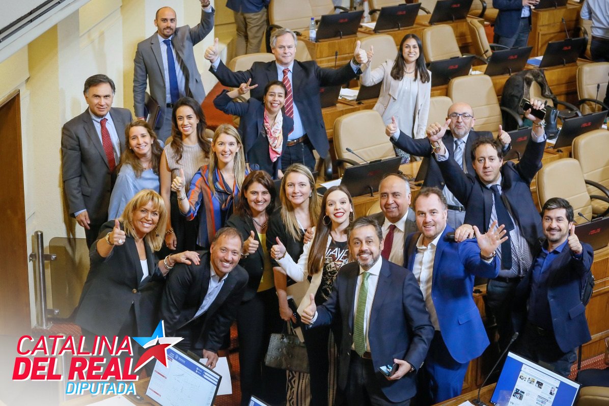 CataDelRealCL's tweet photo. Hoy aprobamos la Ley de Clase Media Protegida !! Feliz por Chile!! Hoy ganó el país!! 🇨🇱🇨🇱🇨🇱🤗🤗🤗🇨🇱🇨🇱🇨🇱👏👏👏 https://t.co/ItuFkFenb1