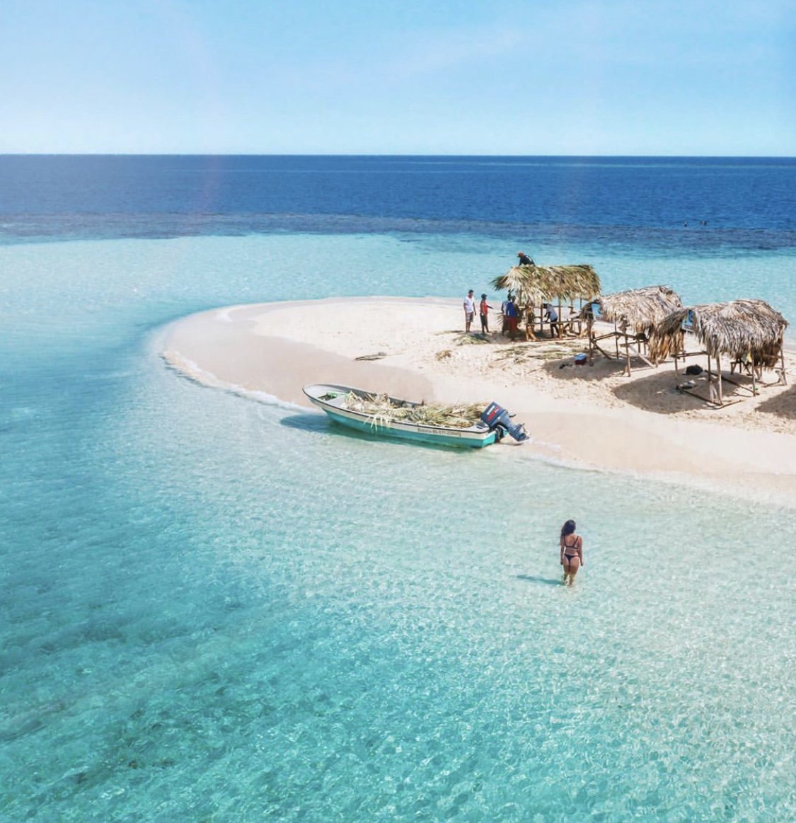 “Cayo Arena, the paradise where you will find huts with locals to serve you fresh fruits and abundant marine life to snorkel your way with a lot of Nemo’s friends. 🐠🍃🐟🐡” 📷: @marcy_yu 

📍 Cayo Arena, Montecristi