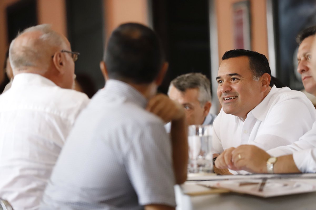 AyuntaMerida's tweet photo. El alcalde @RenanBarrera recibió a las y los meridanos en el #MiércolesCiudadano, para escuchar de primera mano sus necesidades y buscar juntos soluciones 🤝. En el Ayuntamiento, ¡estamos cerca de ti para apoyarte! #MéridaMeEscucha https://t.co/s9ztye0RoX