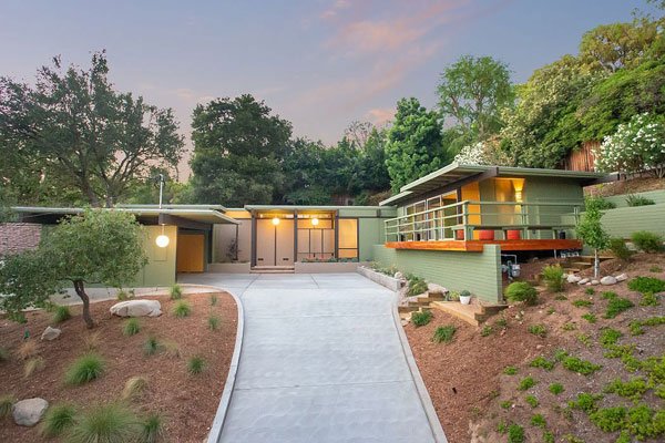 WowHauser's tweet image. A thing of absolute beauty. This Calvin Straub midcentury modern house in Pasadena, California is restored and now up for sale. bit.ly/33knXXI