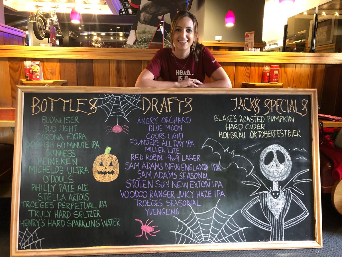 Wermuth_LVRG's tweet photo. Just another day at Exton! Appreciate the talented Team Members I have. Absolutely amazing job by Jaime Shannon on our Fall Beer Board!! @HRATYOURSERVICE #LvrgFunAF https://t.co/btDDUwkXfT