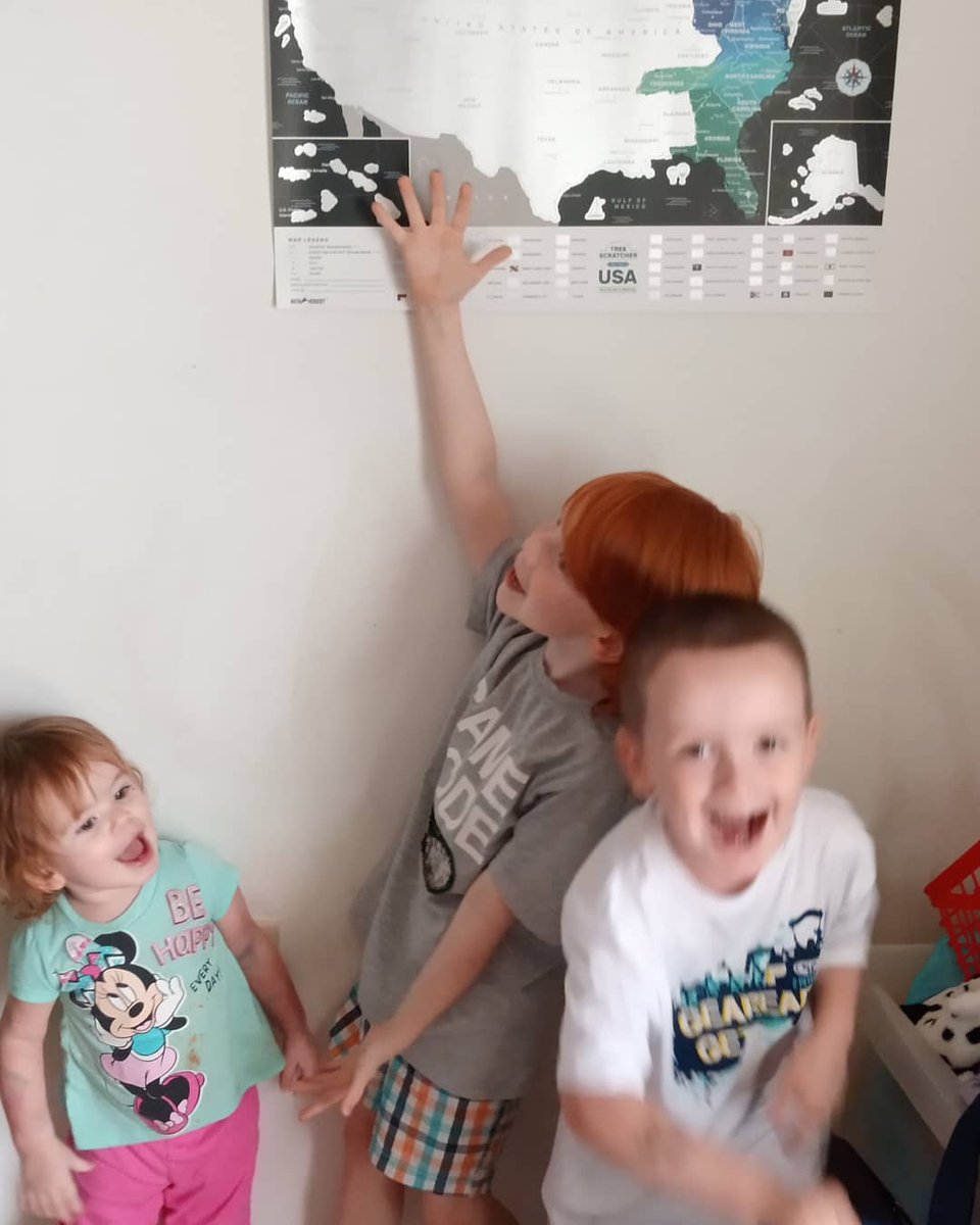 SparklewithDani's tweet image. The kids are really liking this scratch off map by NewVerest! It's easy to scratch off and the text underneath doesn't get scratched off. 

Check it out: newverest.com/collections/ne…

#scratchoffmap #map #kids #traveling #usmap #trekmap #newverest #traveling #family #bedroomdecoration