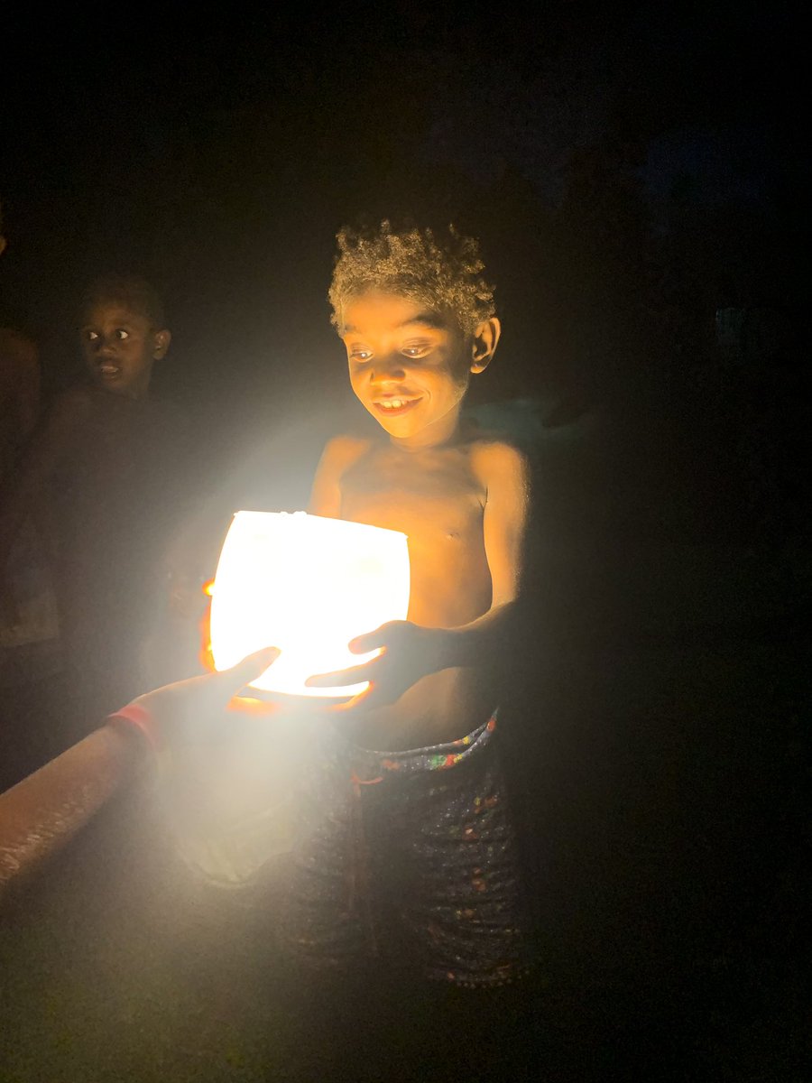KellyGreyson's tweet image. @MPOWERDInc and #PNGTRIBAL providing light to remote places... The difference light makes 🥰👏 so sweet to see their faces light up for hours of entertainment just having a light 💡 #thistribesaveslives #lucilights