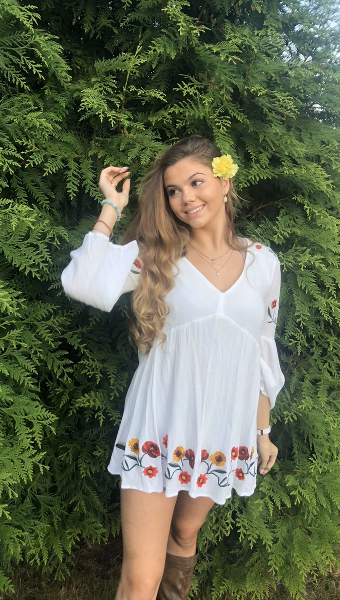 AmyCalvin's tweet photo. Happy happy 17th birthday to our baby girl Lauren!❣️So very proud of you and looking forward to all of the excitement this year brings❣️😘🎈🎂 Love you more❣️ https://t.co/DSllgohwHN