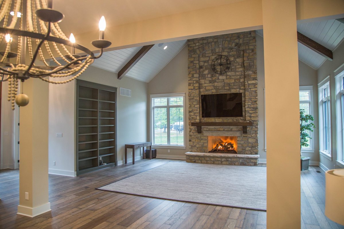 DukeHomes's tweet photo. This fireplace is calling out 🔥🔥 #autumn #dukehomes #livingroom https://t.co/IzDbA7czxJ
