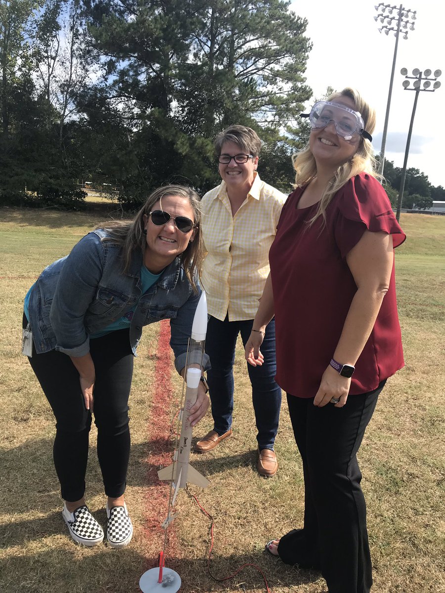 jbelcher75's tweet photo. Its ROCKET time! @alanadavis1233 @chrisd423 @createsomeart @WendyAstin @CaliScienceCCSD @cobbscience #PBLSpaceIA #CCSDgoforSpace #InvertInspireInnovate https://t.co/J9Hw55gbHx