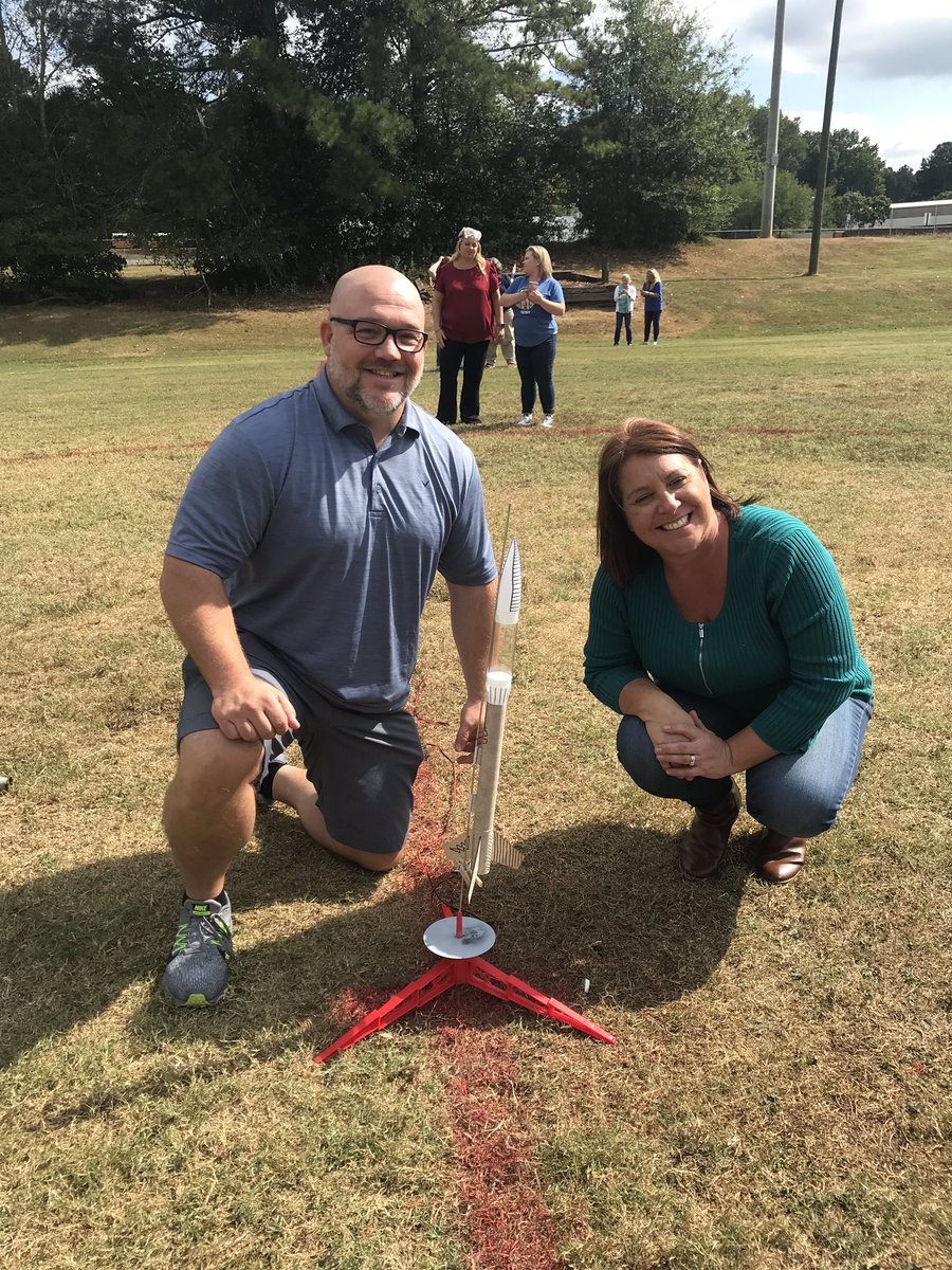 jbelcher75's tweet photo. Its ROCKET time! @alanadavis1233 @chrisd423 @createsomeart @WendyAstin @CaliScienceCCSD @cobbscience #PBLSpaceIA #CCSDgoforSpace #InvertInspireInnovate https://t.co/J9Hw55gbHx